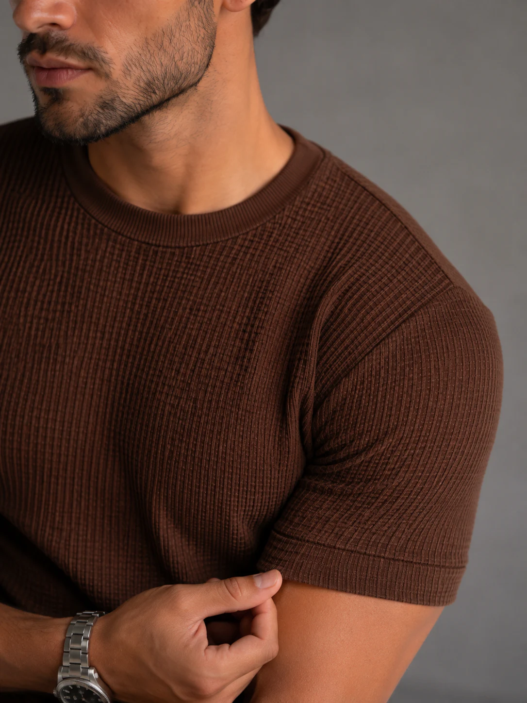 Detalhe da Camiseta Canelada Zara marrom