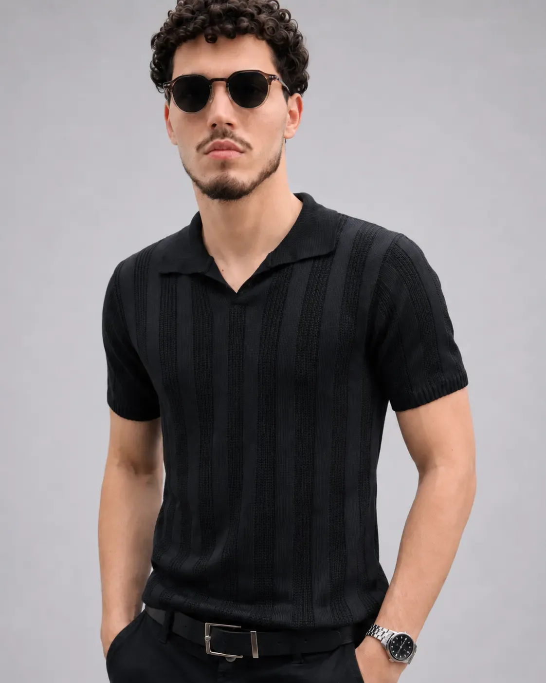 Detalhe frontal da Polo Tricot Preta