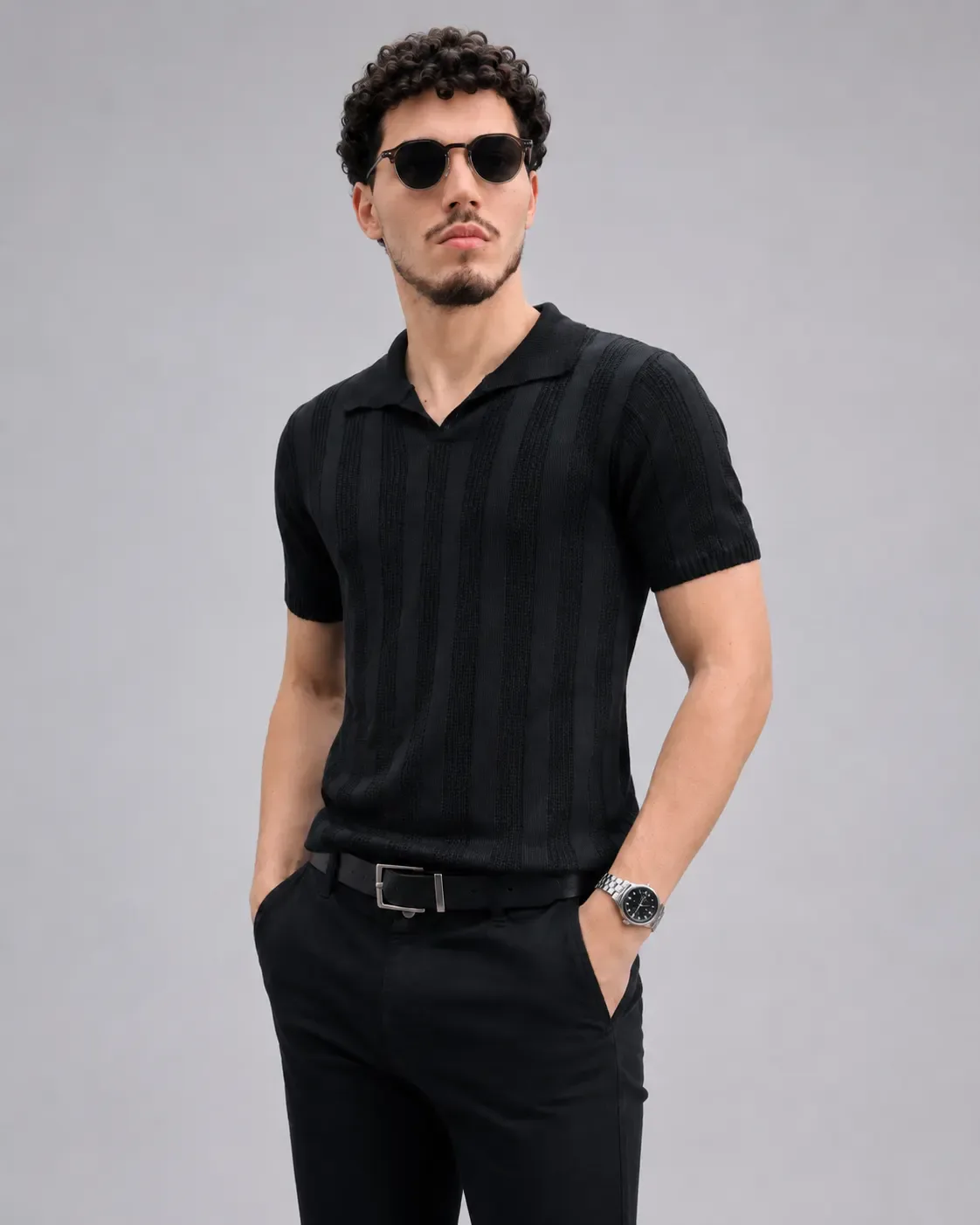 Polo Tricot Preta em look frontal