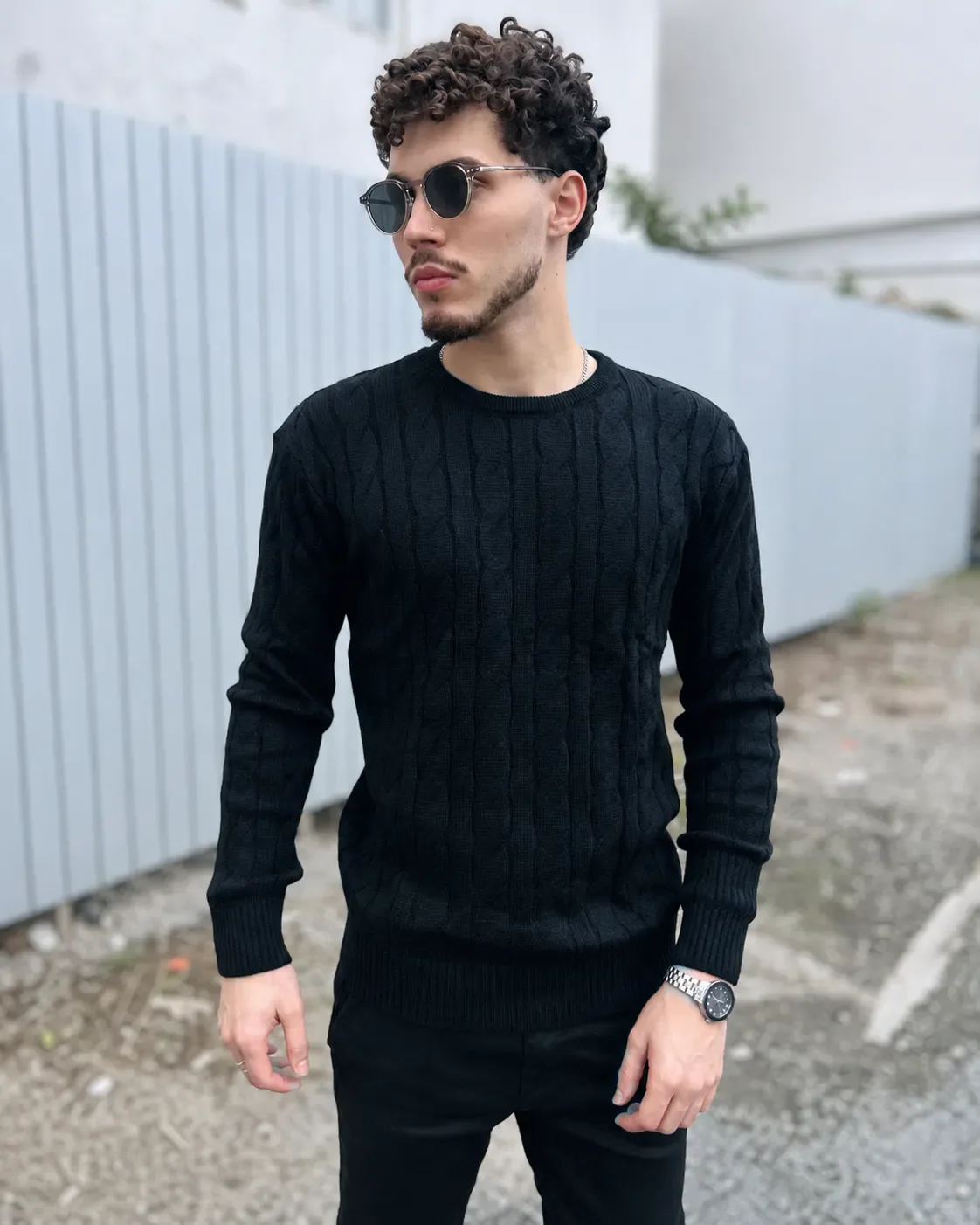 Suéter Tricot Trançado Preto em look frontal
