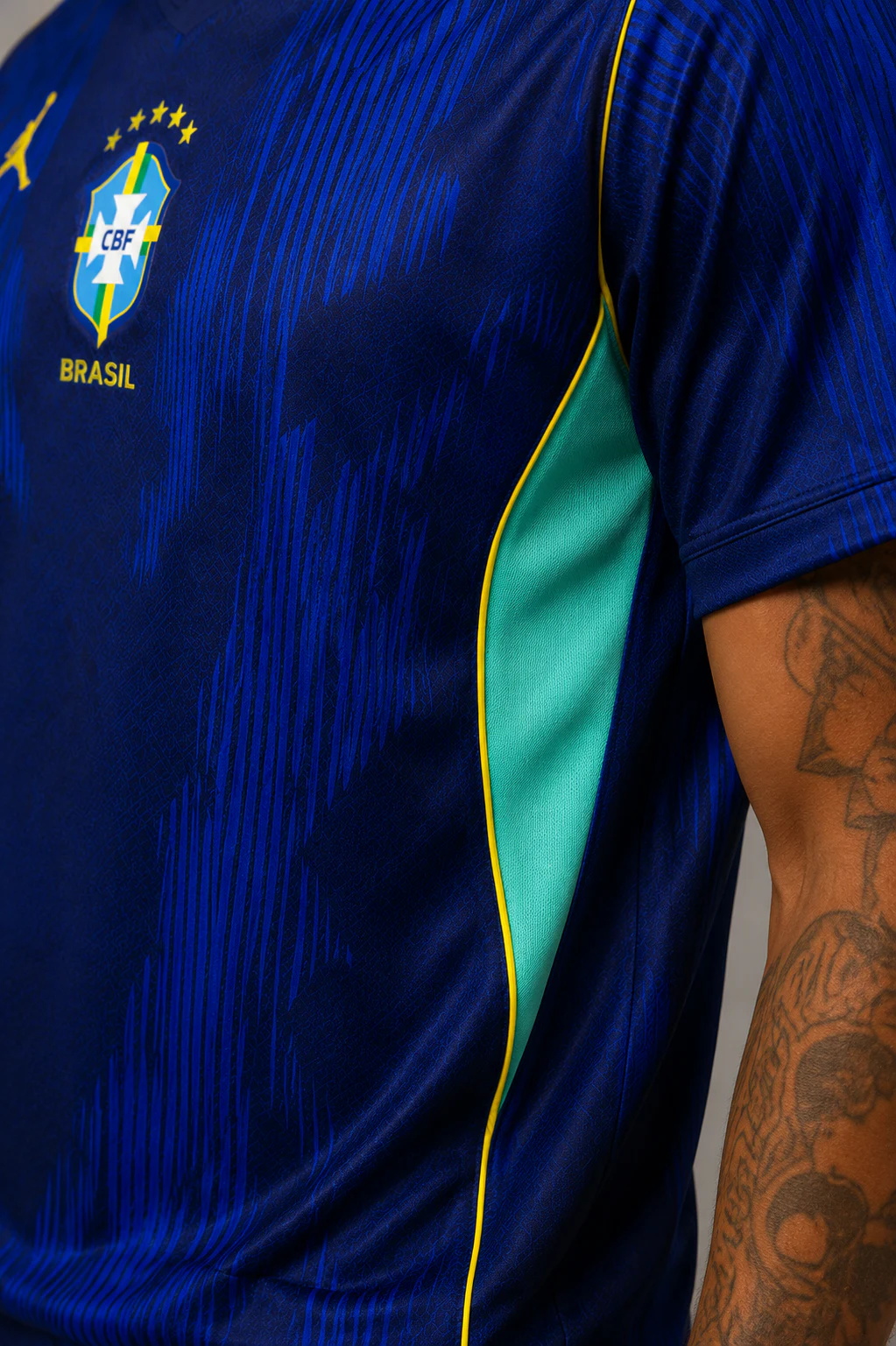 Detalhe lateral da Camiseta Brasil versão jogador azul