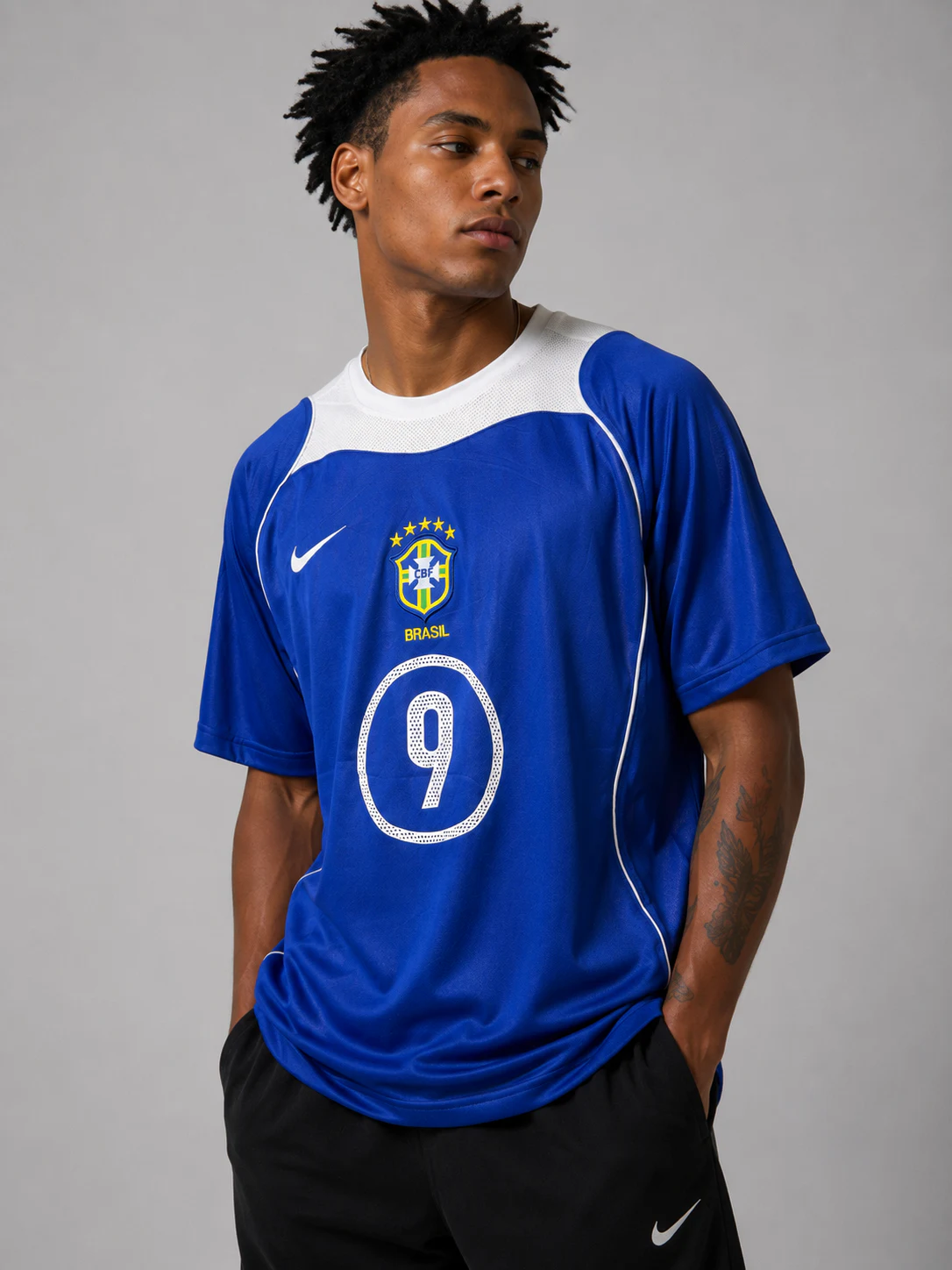 Camisa Brasil retrô azul Ronaldo 9 em look masculino