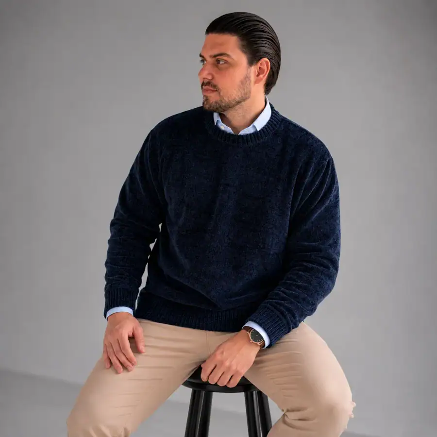 Suéter Chenile Zara azul marinho em look sentado